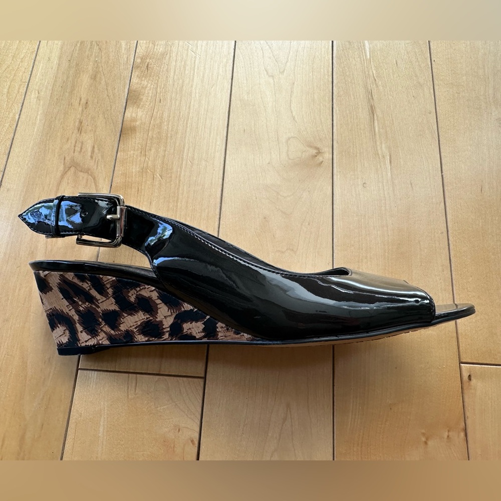 Bandolino Slingback Shoes in a deep brown with animal print. Size 9.